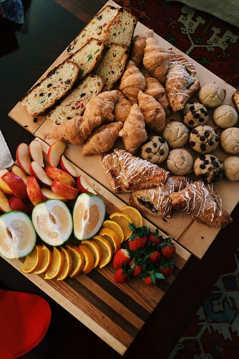 Breakfast Pastry Charcuterie Board, Easy Breakfast Charcuterie Board, Muffin Charcuterie Board Ideas, Muffin Charcuterie Board, Croissant Charcuterie Board, Pastry Charcuterie Board, Muffin Platter, Christmas Breakfast Charcuterie, Stollen Muffins