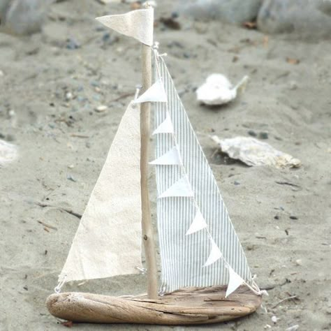 Driftwood Candle Holders Diy, Driftwood Boats, Driftwood Candle Holders, Driftwood Candle, Deco Marine, Driftwood Diy, Driftwood Projects, Deco Nature, Driftwood Decor