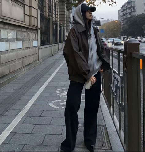 Hoodie Under Jacket Outfit, Seoul Street Aesthetic, Tomboy Fashion Winter, Winter Outfits Korean Street Style, Winter Outfits Tomboy, Korean Winter Outfits Women, Korean Street Fashion Winter, Korean Winter Outfits Street Style, Korean Casual Outfits Street Styles