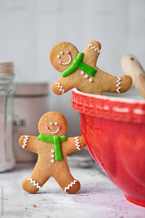 Funny Gingerbread Men Ideas, Gingerbread Man Decor, Gingerbread Men Decorating Ideas, Gingerbread Men Decorations, Ginger Man Cookies, Easy Gingerbread Cookie Recipe, Gingerbread Man Decorations, Gingerbread Cottage, Christmas Fair Ideas