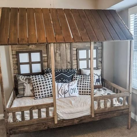 Simple Rustic Apartment Decor, Cool Kid Beds, Deer Stand Bed, Theme Room Ideas For Adults, Barndominium Kids Room, Rustic Toddler Boy Room, Woods Themed Bedroom, Farm Toddler Room, Farm Bedroom Ideas For Boys