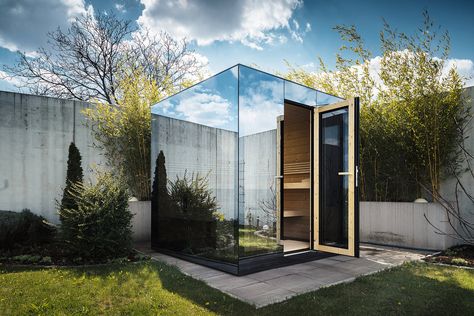 Red Dot Design Award: AMADÉ – Mirror Glass Sauna Glass Sauna Outdoor, Exterior Sauna, Glass Sauna, Modern Saunas, Backyard Spa, Raj Kumar, Sauna House, Sauna Heater, Barrel Sauna