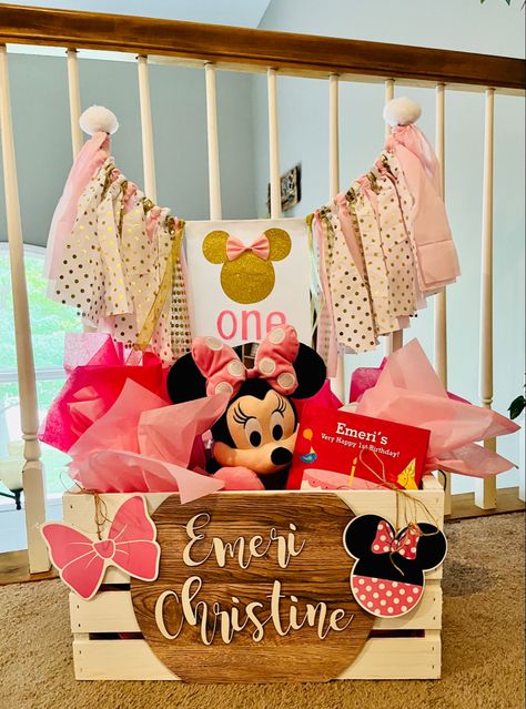 Birthday crate: 1st Birthday Minnie Mouse. Birthday Crate Gift Ideas, First Birthday Gift Basket, 1st Birthday Gift Basket, Diy Girl Gifts, Birthday Gift Basket, Baby Shower Gift Box, Girl Gift Baskets, Gift Crates, Crate Ideas