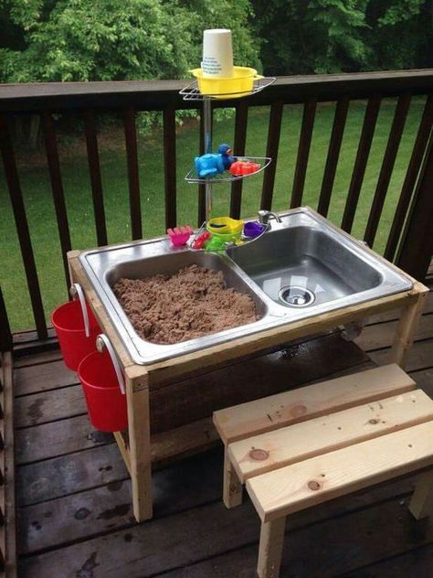 10 Fun Ideas for Outdoor Mud Kitchens for Kids Garden Pallet Projects & Ideas Patio & Outdoor Furniture Mud Kitchen For Kids, Outdoor Play Areas, Sand And Water Table, Kids Outdoor Play, Outdoor Play Area, Woodworking For Kids, Mud Kitchen, Water Table, Backyard Play