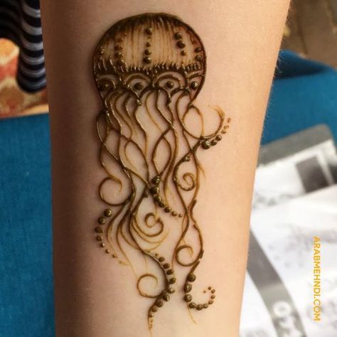 Explore the world of henna tattoos with our collection of 55+ of the best designs. As a bonus, we'll give you the meaning and care tips for these patterns Hippy Henna Designs, Jellyfish Henna Designs, Henna Designs On Leg, Henna Designs Animals, Calf Henna, Henna On Leg, Henna Back Tattoo, Animal Henna Designs, Henna Animals