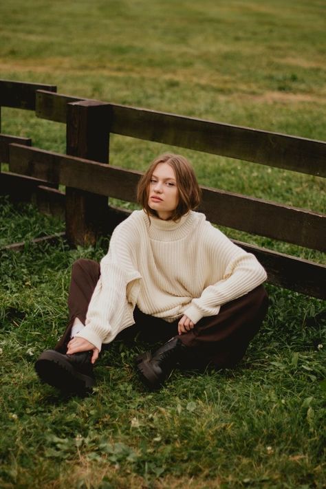 Fall Editorial Photoshoot, Sweater Photoshoot, Countryside Photoshoot, Cottagecore Photoshoot, Autumn Photo Shoot, Outdoor Photoshoot Inspiration, Outdoor Fashion Photography, Denim Photoshoot, Street Photoshoot