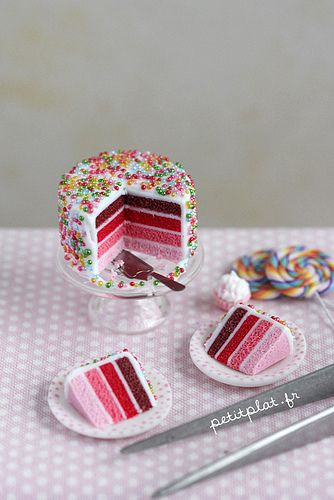 Miniature Cake - Shades of Pink | Flickr: Intercambio de fotos Cercei Din Lut Polimeric, Valentines Brunch, Crea Fimo, Polymer Clay Cake, Miniature Cake, Tanah Liat, Doll Food, Miniature Things, Mini Craft