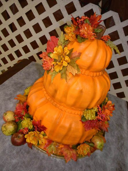 Tiered Pumpkin Cake/Perfect for a fall birthday! Pumpkin Wedding Cakes, Halloween Torte, Dessert Halloween, Halloween Cake Pops, Thanksgiving Cakes, Pumpkin Wedding, Tiered Cake, Gateaux Cake, Fall Cakes