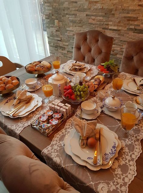 Family Breakfast Table, Formal Dinner Table, Breakfast Presentation, Brunch Table Setting, Breakfast Table Setting, Turkish Breakfast, Brunch Table, Family Breakfast, Dinner Party Table