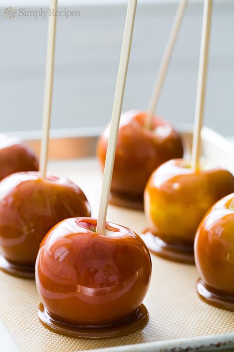 Healthy Caramel Apple, Covered Apples, Caramel Apples Homemade, Caramel Apples Recipe, Caramel Ingredients, Homemade Caramel Sauce, Toffee Apple, Healthy Vegan Snacks, Favorite Dessert Recipes