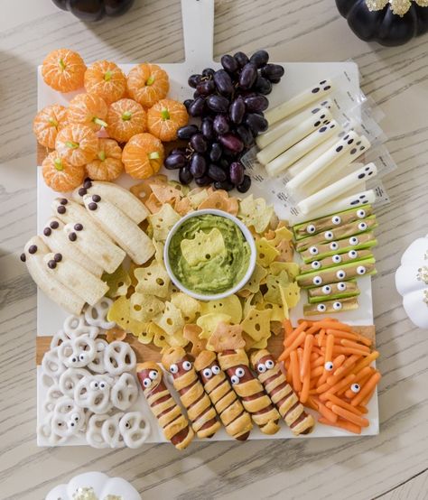 Pelottava Halloween, Bunco Ideas, Kids Halloween Food, Appetizers For Kids, Halloween Food Treats, Kids Halloween Party, Halloween Board, Food For Party, Halloween Appetizers