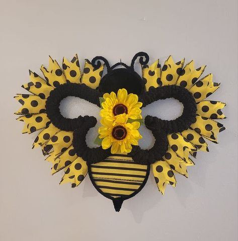 Dollar Tree Crafts Diy, Bee Hives Diy, Bumble Bee Wreath, Bumble Bee Craft, Bee Hive Craft, Sunflower Crafts, Honey Bee Decor, Pinterest Crafts, Bee Wreath