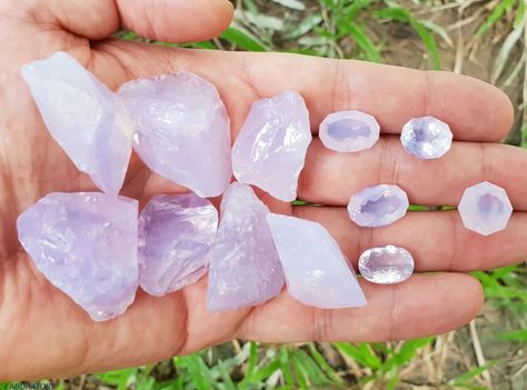 Lavender Rose Quartz, Rose Quartz Meaning, Quartz Meaning, Moon Quartz, Lavender Moon, Lavender Quartz, Quartz Rock, Spirit Quartz, Rare Stone