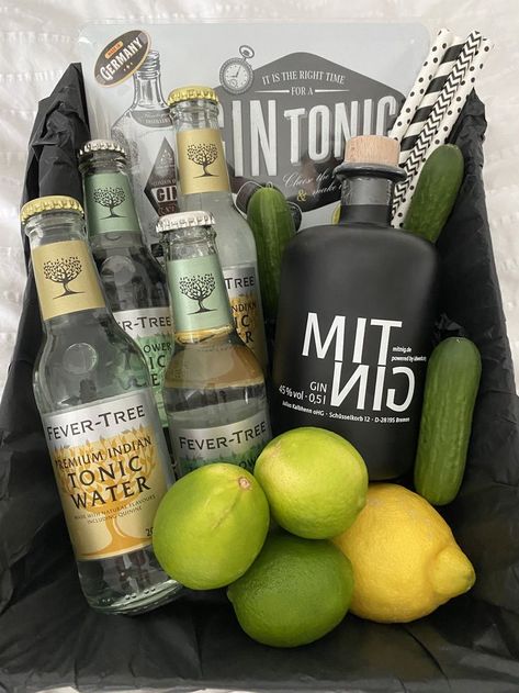 Gin And Tonic Gift Basket Ideas, Gin Gift Ideas, Gin Gift Basket Ideas, Gin And Tonic Gift Basket, Gin Gift Basket, Gin And Tonic Gifts, Alcohol Gift Baskets, Wine Bottle Gift Tags, Luxury Gift Basket