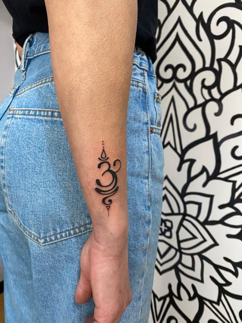 Breathe Symbol Tattoos For Women, Om Wrist Tattoo, Breathe Tattoos, Om Tattoo Design, Tattoo Design For Hand, Chic Tattoo, Mom Tattoo Designs, Om Tattoo, Neck Tattoos Women