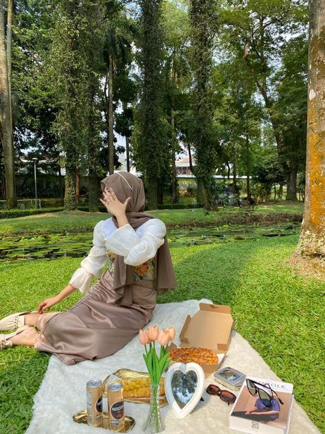 Outfit Ultah Simple Hijab, Picnic Outfits Hijab, Vintage Garden Party Outfit, Dress Birthday Hijab, Outfit Yearbook Vintage, Yearbook Vintage Outfit Hijab, Garden Party Yearbook, Ootd Garden Party, Ootd Birthday Party Hijab