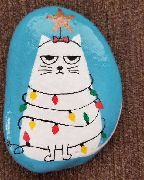 Christmas Painted Rocks, Christmas Pebble Art, Garden Rock Art, Christmas Rocks, Xmas Theme, Wood Art Projects, Painted Rocks Craft, Christmas Rock, Painted Rock Ideas