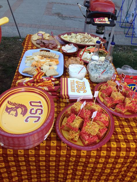 USC tailgating vs UCLA....cardinal and gold!!!!!! Usc Graduation Party Ideas, Ucla Tailgate, Usc Graduation Party, Usc Party, Usc Aesthetic, Usc Tailgate, Usc Graduation, College Grad Pictures, Bed Party