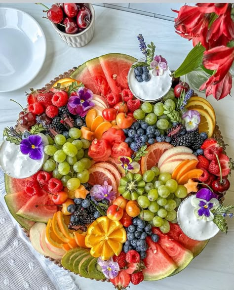 Homemade Fruit Dip, Baby Shower Fruit Tray, Charcuterie Food, Fruit Cake Design, Fruit Board, Charcuterie Board Meats, Picnic Menu, Party Fruit, Baby Shower Fruit