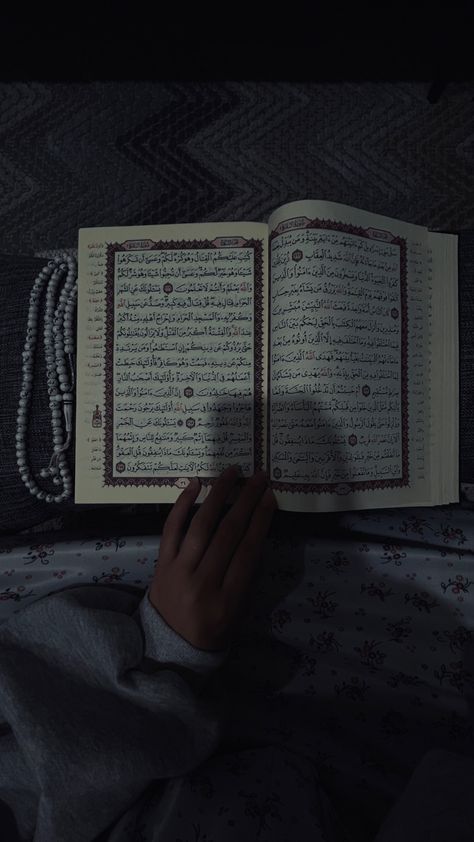 Ramadan Quran Reading Azkar Ramadan Quran, Niqabi Girl, Islamic Aesthetic, Reading Quran, Quran Reading, Quran Sharif, Muslim Quran, Muslim Pictures, Islamic Video