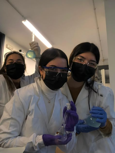 Med School Friends Aesthetic, Stem Girl, Pursuit Of Knowledge, Book Swag, Science Girl, Breaking Boundaries, Aesthetic Doctor, New York Vibes, Medical Pictures