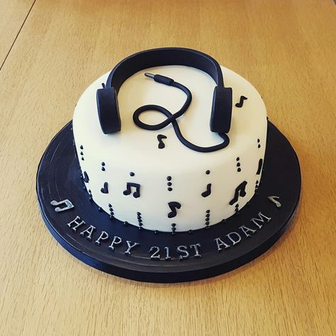 Musician Birthday Cake, Music Birthday Cake For Men, Dj Cake Ideas For Men, Cake For Musician, Music Themed Cakes For Men, Cake For Music Lover, Cake Music Theme, Birthday Cake Music Theme, Music Cake Ideas For Men