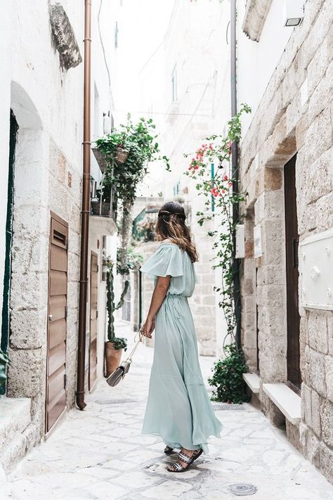 Narrow Streets Green Street Style, Portuguese Fashion, Mode Shoes, Green Street, Collage Vintage, Boho Modern, Looks Street Style, Modern Lifestyle, Looks Chic