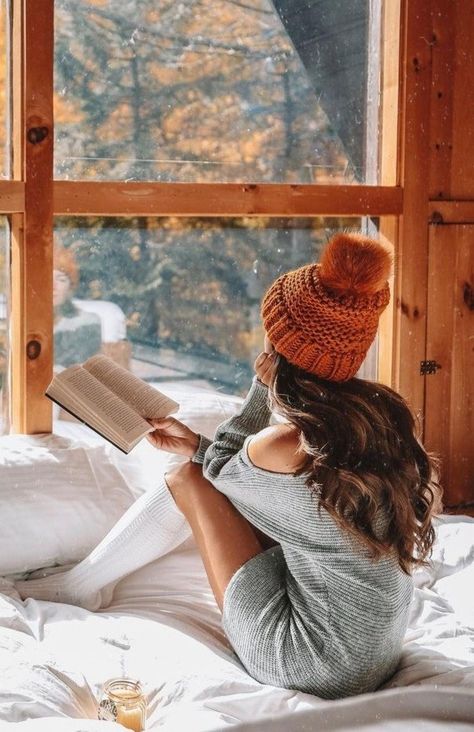 Indoor Winter Photoshoot Ideas, Winter Cabin Photoshoot, Cozy Cabin Photoshoot, Photoshoot With Blanket, Cozy Photoshoot Ideas, Sleepover Hairstyles, Autumn Sleepover, Cabin Photoshoot, Cozy Photoshoot