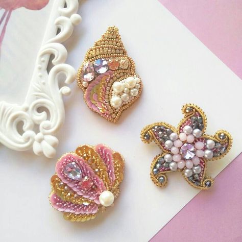 Bug Gifts, Beaded Shell, Bead Brooch, Statement Brooch, Accessories Crystal, Crystal Embroidery, Seashell Jewelry, Beaded Jewelry Tutorials, Crystal Accessories