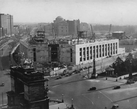 No Cell Phones, New York Landmarks, City Library, An Open Book, Central Library, Old New York, Sports Arena, Library Design, History Pictures