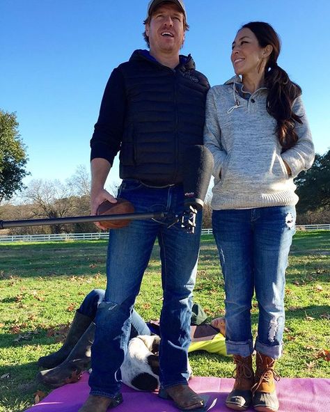 Pin for Later: Chip Gaines Just Performed the Ultimate Act of Love For Joanna Joanna Gaines Outfits, Joanna Gaines Style Clothes, Joanna Gaines Instagram, Fixer Upper Tv Show, Joanne Gaines, Fixer Upper Joanna, Fixer Upper Joanna Gaines, Joanna Gaines Style, Chip And Jo