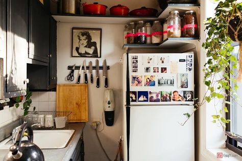 My 600sqft: Journalist Alexandra King turns a schlumpy Park Slope rental into a stunning boho-chic pad | 6sqft Alexandra Core Aesthetic, Alexandra Core, New York Apartment Interior, Renters Kitchen, Erin Kestenbaum, Little Italy Nyc, Apartment Table, Nyc Studio Apartments, Brooklyn Kitchen