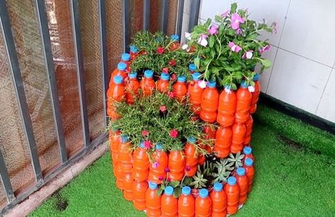 Plastic Bottle Planter, Spiral Garden, Reuse Plastic Bottles, Plastic Bottle Flowers, Plastic Bottle Art, Front Garden Landscape, Diy Raised Garden, Raised Garden Beds Diy, Home Decor Idea