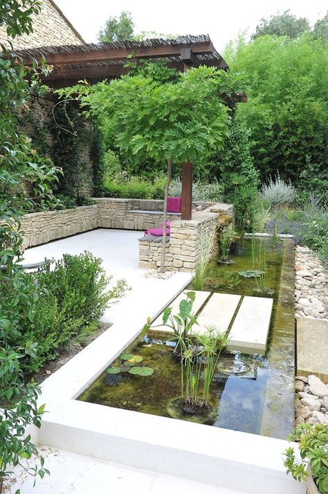 Jardin Contemporain - Picture gallery Hard Landscaping Ideas, Gordes France, Fish Pond Gardens, Garden Pond Design, Small Pond, Back Garden Design, Backyard Water Feature, Pond Design, Have Inspiration