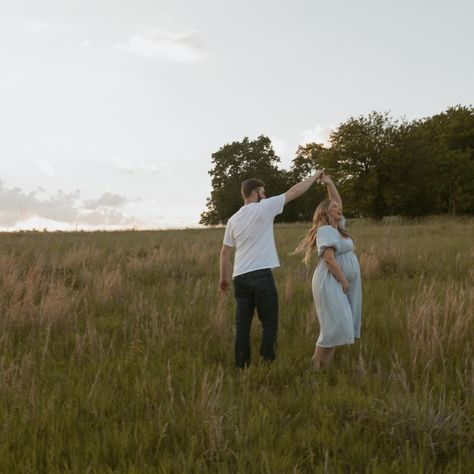 More lake maternity sessions this summer, please Maternity Lake Photography, Lake Maternity Pictures, Pregnancy Photo Ideas, Pregnancy Photos Couples, Maternity Photography Couples, Maternity Studio, Maternity Picture, Lake Photography, Pregnancy Photo