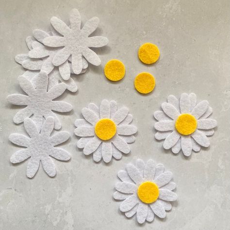 Felt Daisy Garland, Mentor Activities, Diy Daisy Flower, Felt Cards, Felt Crafts Flowers, Daisy Crafts, Felt Daisy, Diy Daisy, Flower Flat