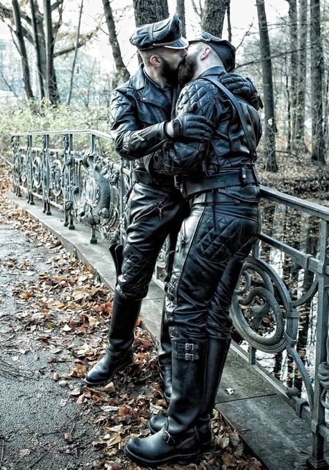 Leather Fashion Men, Men With Grey Hair, Mens Leather Clothing, Biker Gear, Biker Leather Jacket, Men Kissing, Leather Gear, Bear Men, Motorcycle Leather