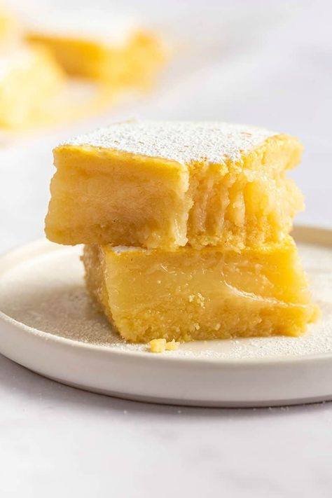 These healthy lemon bars have a buttery crust and topped with a gooey lemon filling! No dairy and no sugar needed, it's simple yet elegant! Gluten Free Lemon Desserts, Healthy Lemon Bars, Sugar Free Lemon Bars, Low Carb Lemon Bars, Keto Lemon Bars, Lemon Desserts Bars, Vegan Lemon Bars, Vegan Lemon Curd, Gluten Free Lemon Bars