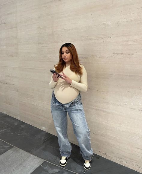 Unbuttoned Jeans Outfit Pregnant, Fair Outfit Ideas Pregnant, Pregnant Baggy Outfits, Ootd For Pregnant Outfit Ideas, Bodysuit Pregnant Outfit, Jean Pregnancy Outfits, Pregnant Baddie Outfits Winter, Cute Outfits Pregnant, Baddie Pregnancy Outfits Summer