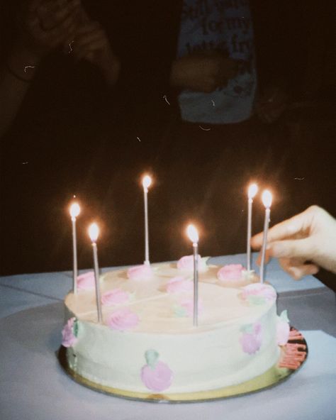 Cake Film Photography, Birthday Cake Film Photography, Birthday Nostalgia Aesthetic, Cake With Candles Aesthetic, Cake Aesthetic Photography, Birthday Cake Polaroid, Birthday Candles Aesthetic, Cake Polaroid, Nostalgia Birthday