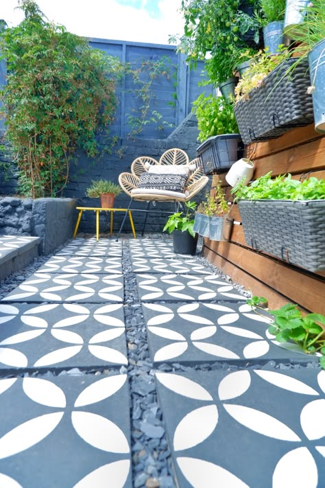 How to Stencil Concrete Patio Slabs - That's so Gemma Stencil Concrete Patio, Patio Transformation, Paving Garden, Concrete Paving Slabs, Garden Slabs, Paint Concrete Patio, Stencil Concrete, Patio Paving, Painted Pavers