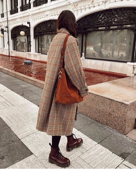 Burgundy Dr Martens Outfit, Dr Martens Boots Outfit, Martens Outfit, Dr Martens Style, Dr Martens Outfit, Dr Martens Jadon, Corporate Attire, Winter Mode, Style Inspiration Winter