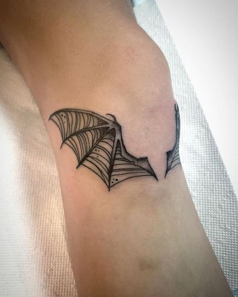 Bat Tattoo On Knee, Bat Tattoo Ideas For Women, Bat Knee Tattoo, Cute Bat Tattoo, Knee Tattoos Women, Spooky Doodles, Beetlejuice Tattoo, Tattoos 2023, Halloween Tattoos Sleeve