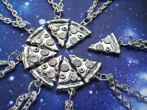 creative-necklaces.. If only I had 7 friends to share this with, it would be really cute! Pizza Jewelry, Pizza Necklace, Desain Pantry, Creative Necklace, Bff Jewelry, Friendship Necklace, Art Details, Bff Necklaces, Friend Jewelry