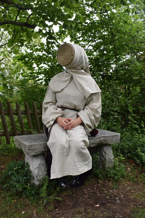 Medieval Beekeeper, Bee Keeper Outfit, Beekeeper Art, Beekeeper Costume, Mad Men Peggy, Rune Knight, Wood Elves, Fantasy Story Ideas, Medieval Clothes