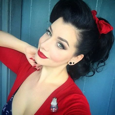 pin+up+ponytail+with+a+red+bow Pin Up Hairstyles, Stile Pin Up, Cabelo Pin Up, Mode Rockabilly, Look 80s, Pin Up Makeup, 50s Hairstyles, Pin Up Looks, Rockabilly Hair