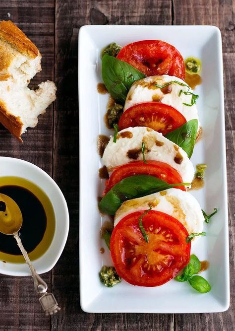 Caprese Salad Recipe with Pesto Dressing — Eatwell101 Caprese Dishes, Caprese Salad With Pesto, Salad Caprese, Roti Panggang, Coffee Winter, Zesty Salad, Caprese Salad Recipe, Pesto Dressing, Green Pesto