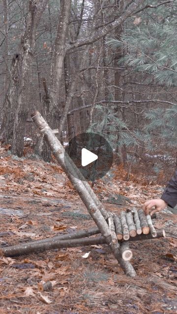 Bushcraft Chair How To Make, Camping Hacks Diy Ideas, Bushcraft Furniture, Bushcraft Chair, Diy Camping Chair, Primitive Chair, Bushcraft Projects, Backpacking Hacks, Bushcraft Camp