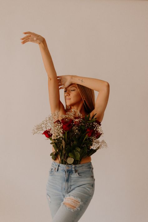 Women Photoshoot With Flowers, Budior Photoshoot Ideas Flowers, Self Portrait Photography Flowers, Flower Boutique Photoshoot, Flower On Chest Photoshoot, Diy Flower Top Photoshoot, Flower Bouquet Photoshoot Aesthetic, Flower Bouquet Shirt Photoshoot, Flower No Shirt Photoshoot