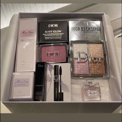 credits to pic owner <3 Koleksi Makeup, Dior Girl, Makeup Package, Chic Makeup, Dior Makeup, Dior Beauty, Dream Gift, Makeup Box, Makeup Gift